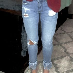 Fringed bottom skinny jeans with holes